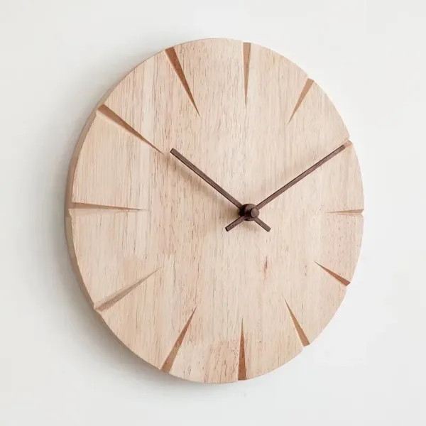 Houten wandklok met houtsnijwerk