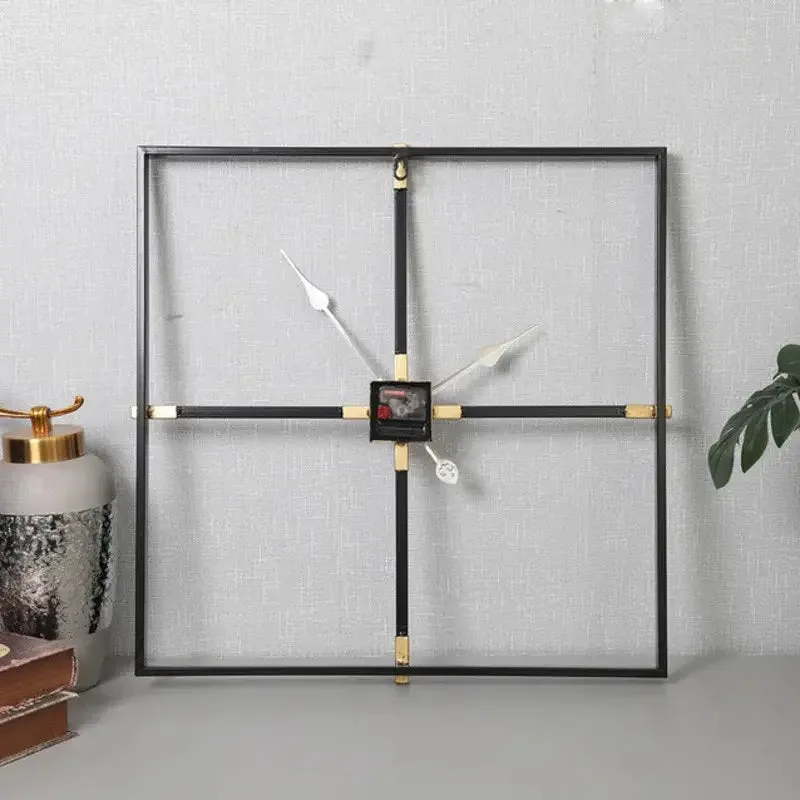 Grote wandklok minimalistisch in vierkante vorm
