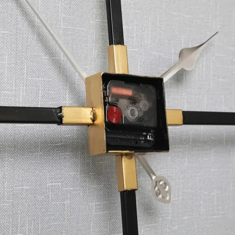 Grote wandklok minimalistisch in vierkante vorm