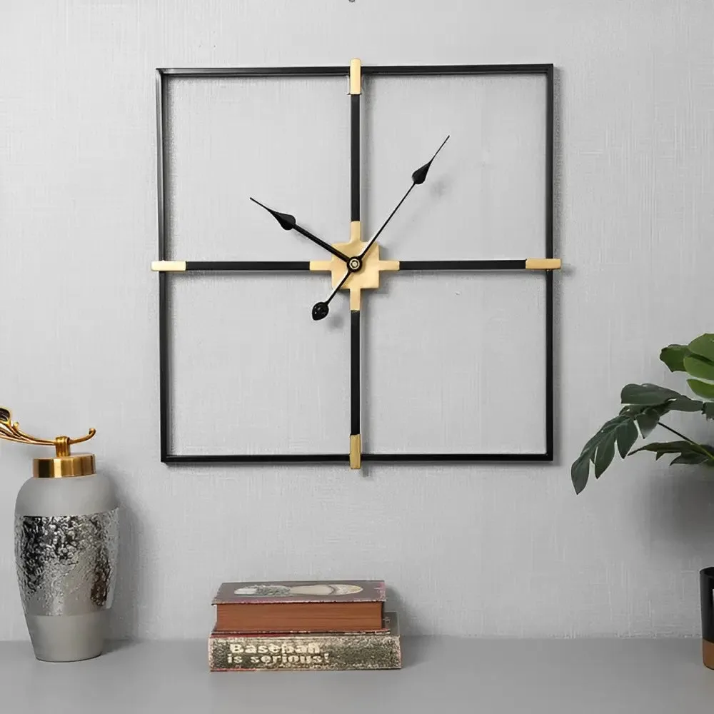 Grote wandklok minimalistisch in vierkante vorm