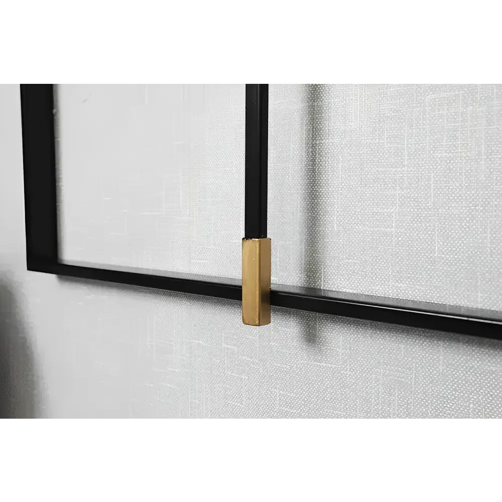 Grote wandklok minimalistisch in vierkante vorm
