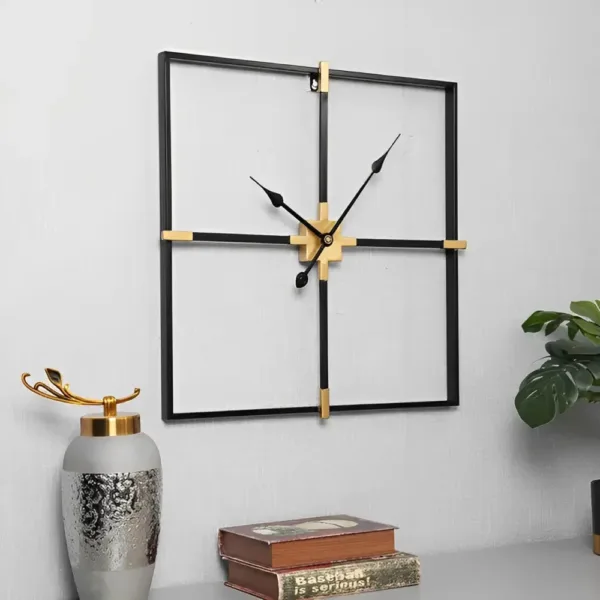 Grote wandklok minimalistisch in vierkante vorm