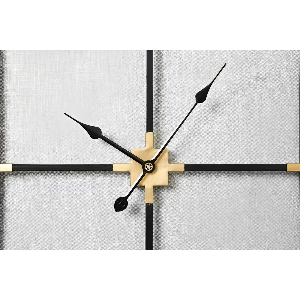 Grote wandklok minimalistisch in vierkante vorm
