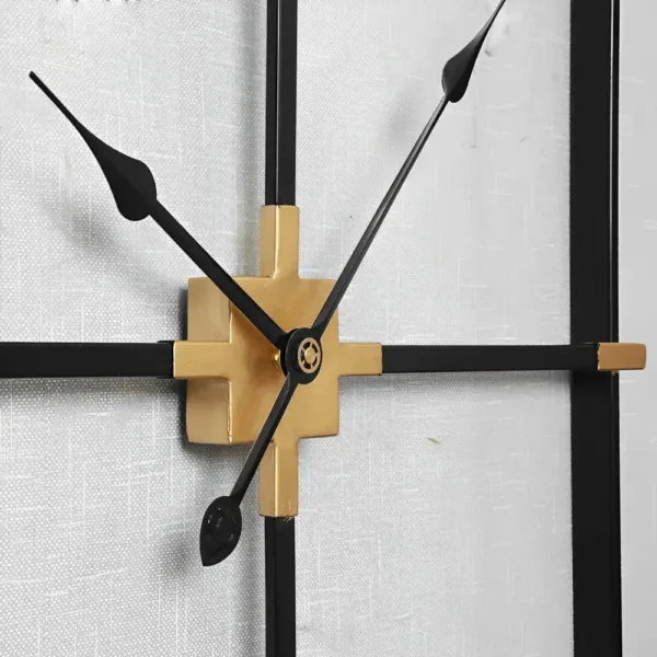 Grote wandklok minimalistisch in vierkante vorm