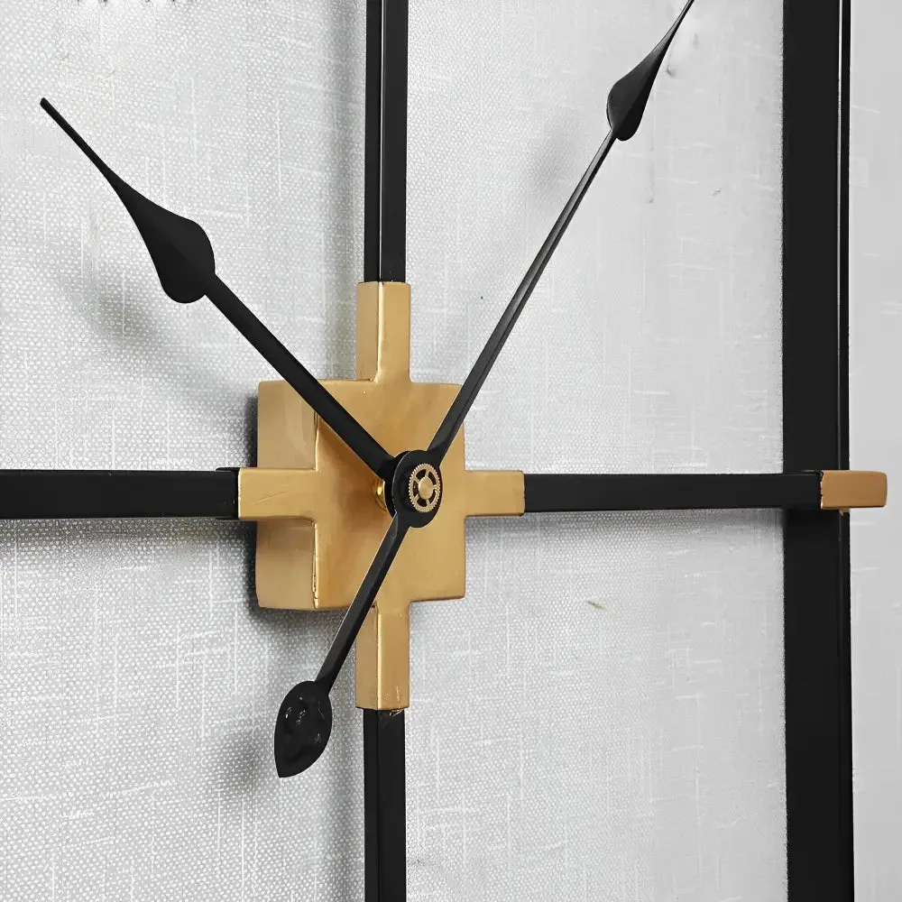 Grote wandklok minimalistisch in vierkante vorm