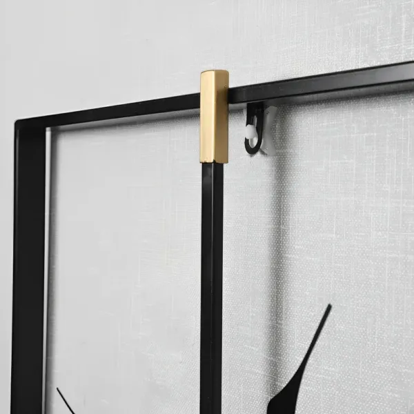 Grote wandklok minimalistisch in vierkante vorm