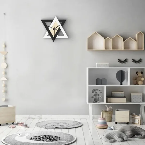 Zwarte wandklok in moderne driehoekvorm
