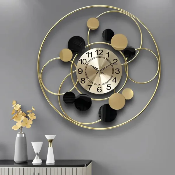 Grote gouden wandklok, cirkelvormig design