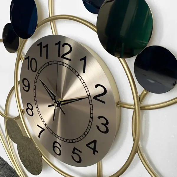Grote gouden wandklok, cirkelvormig design