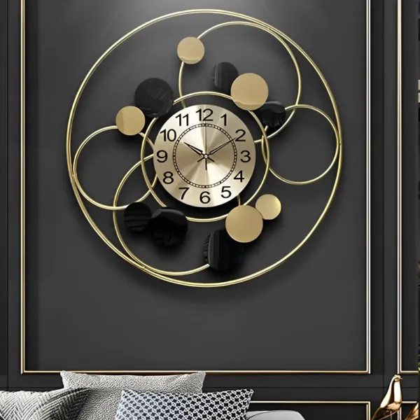 Grote gouden wandklok, cirkelvormig design