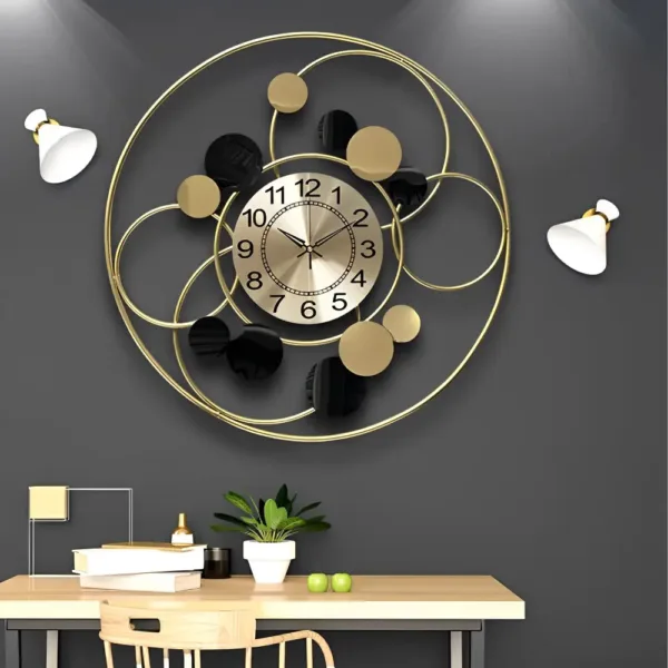 Grote gouden wandklok, cirkelvormig design