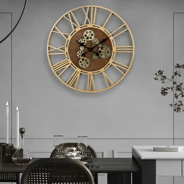 Wandklok met tandwielen, houten en metalen elementen