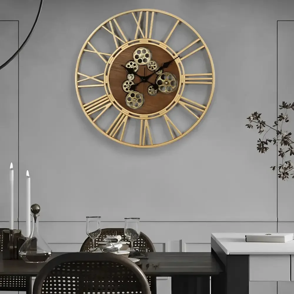 Wandklok met tandwielen, houten en metalen elementen