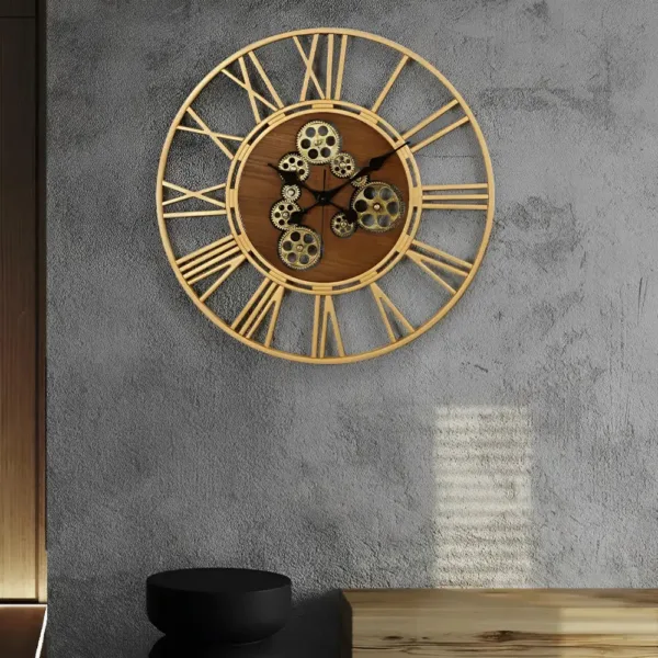 Wandklok met tandwielen, houten en metalen elementen