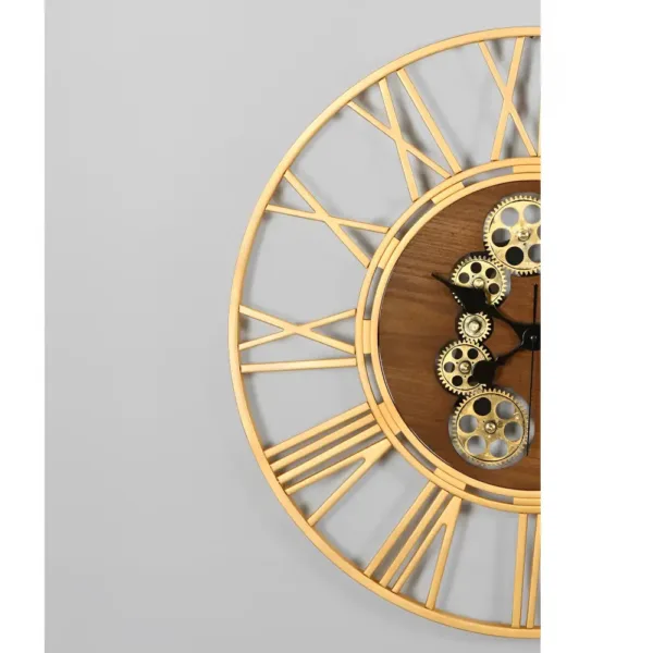 Wandklok met tandwielen, houten en metalen elementen