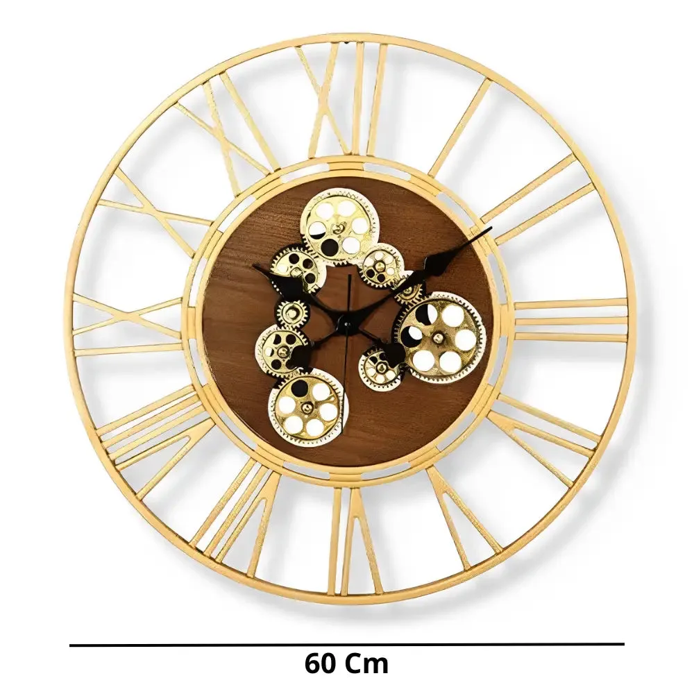 Wandklok met tandwielen, houten en metalen elementen