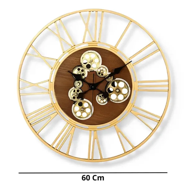 Wandklok met tandwielen, houten en metalen elementen