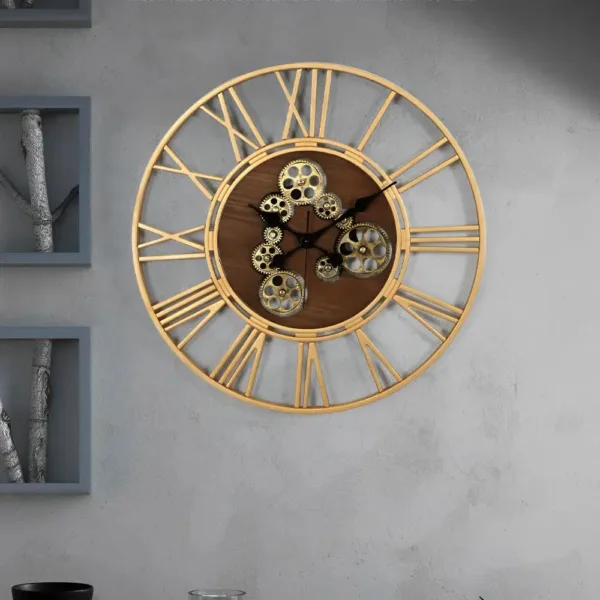 Wandklok met tandwielen, houten en metalen elementen