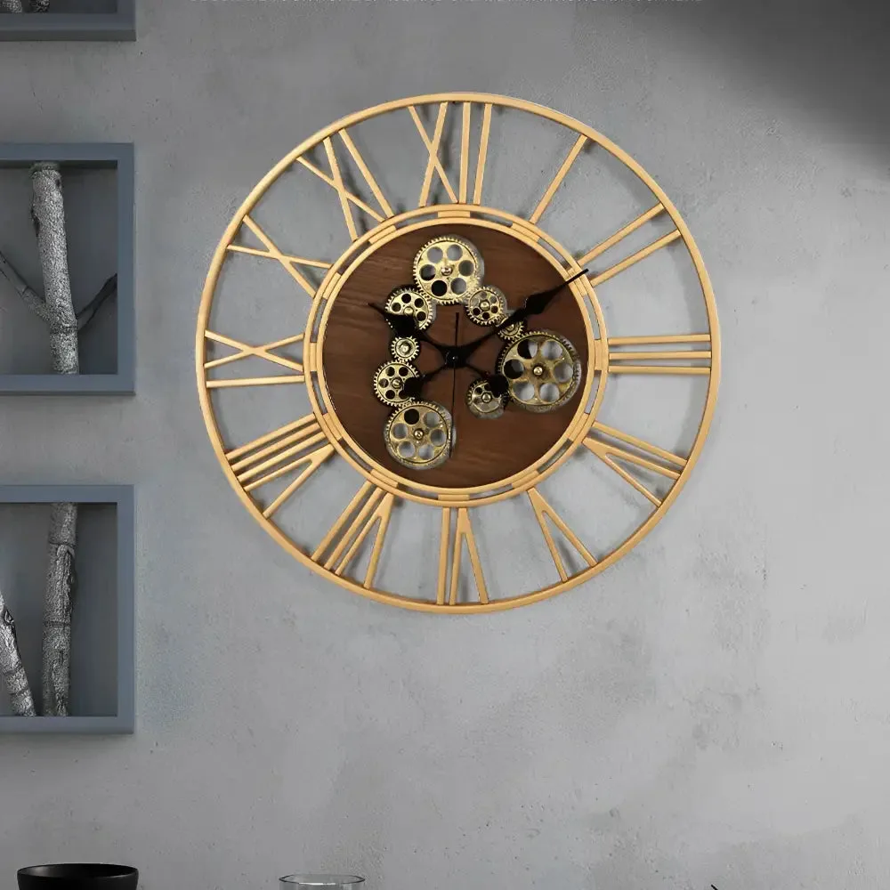 Wandklok met tandwielen, houten en metalen elementen