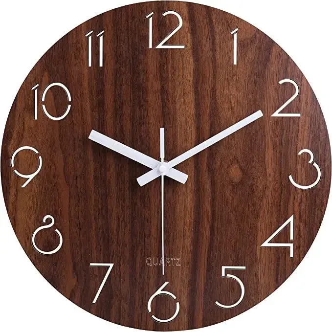 Klassieke houten wandklok, tijdloos design
