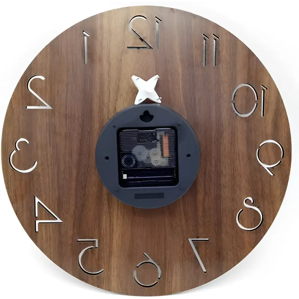 Klassieke houten wandklok, tijdloos design