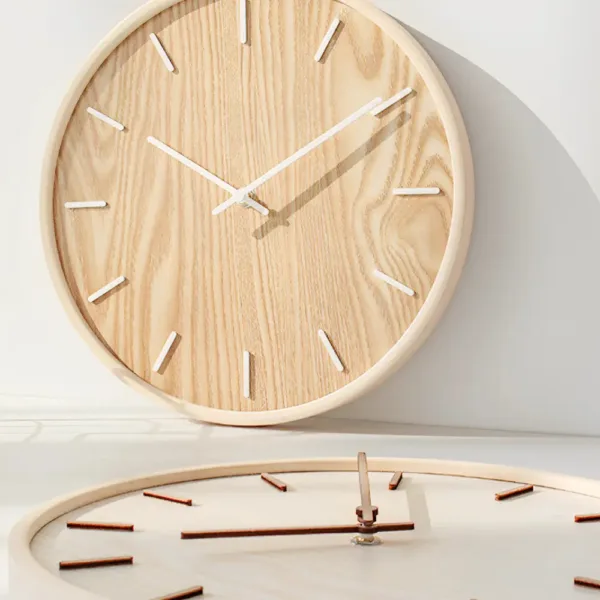 Houten wandklok in licht of donker hout