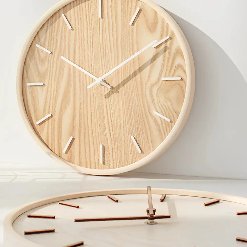 Houten wandklok in licht of donker hout