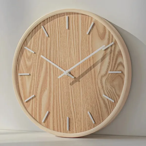 Houten wandklok in licht of donker hout