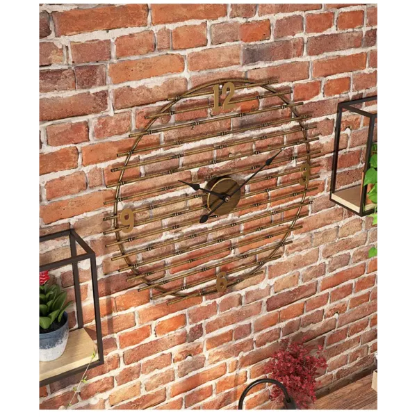 Gouden wandklok van metaal, decoratief