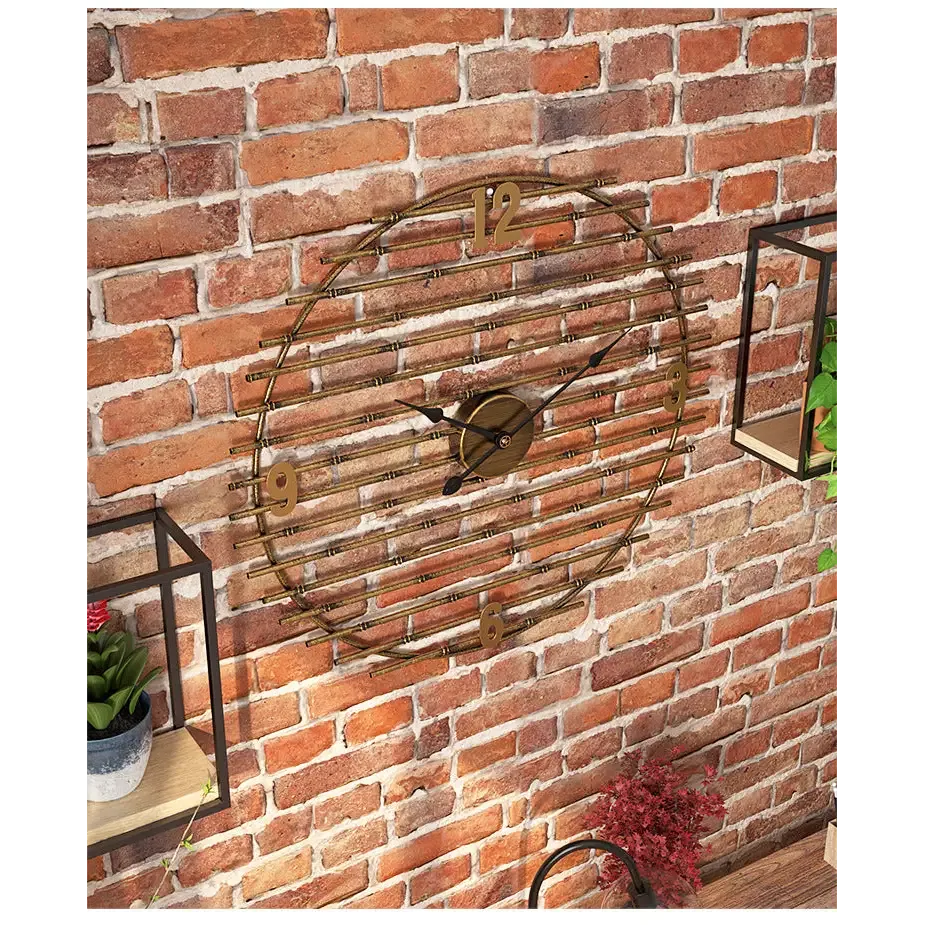 Gouden wandklok van metaal, decoratief