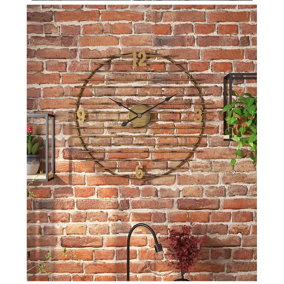 Gouden wandklok van metaal, decoratief