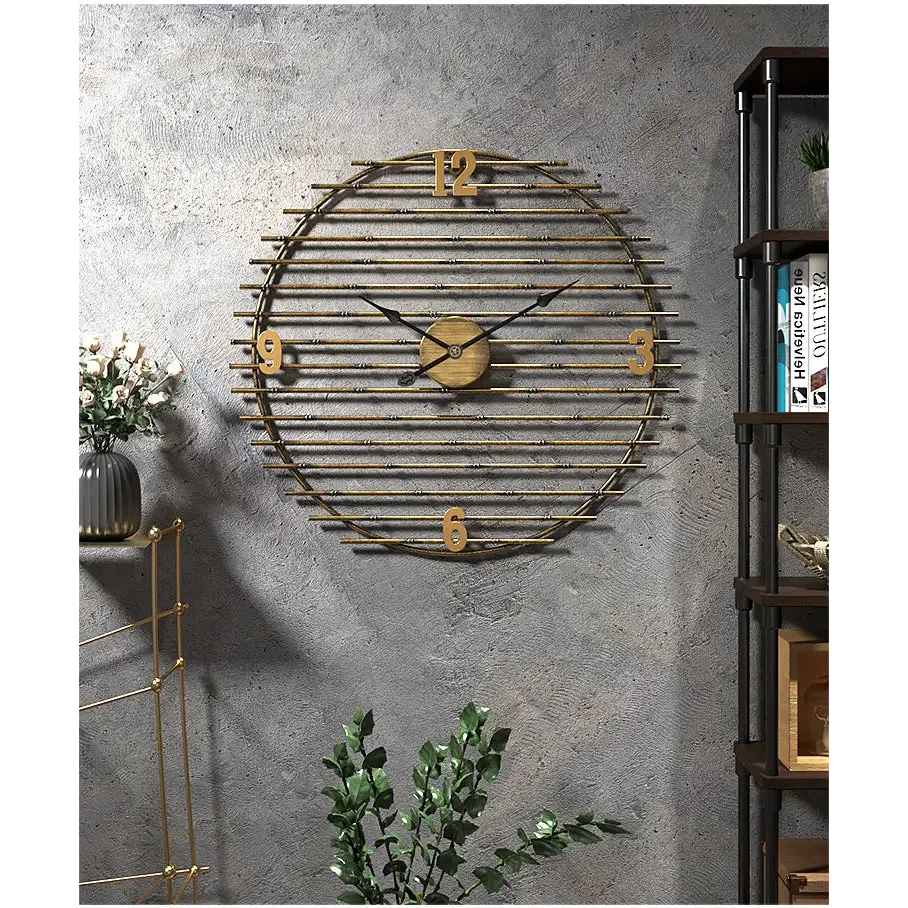 Gouden wandklok van metaal, decoratief