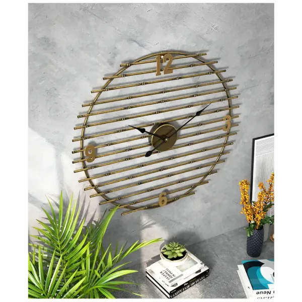 Gouden wandklok van metaal, decoratief