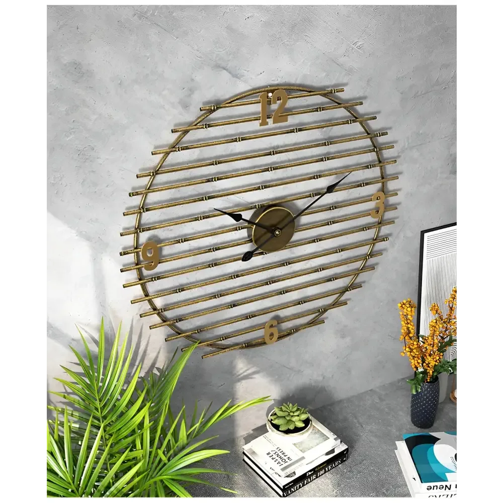 Gouden wandklok van metaal, decoratief