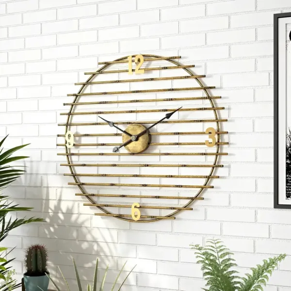 Gouden wandklok van metaal, decoratief