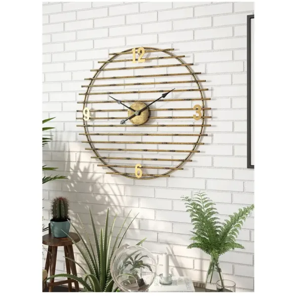 Gouden wandklok van metaal, decoratief