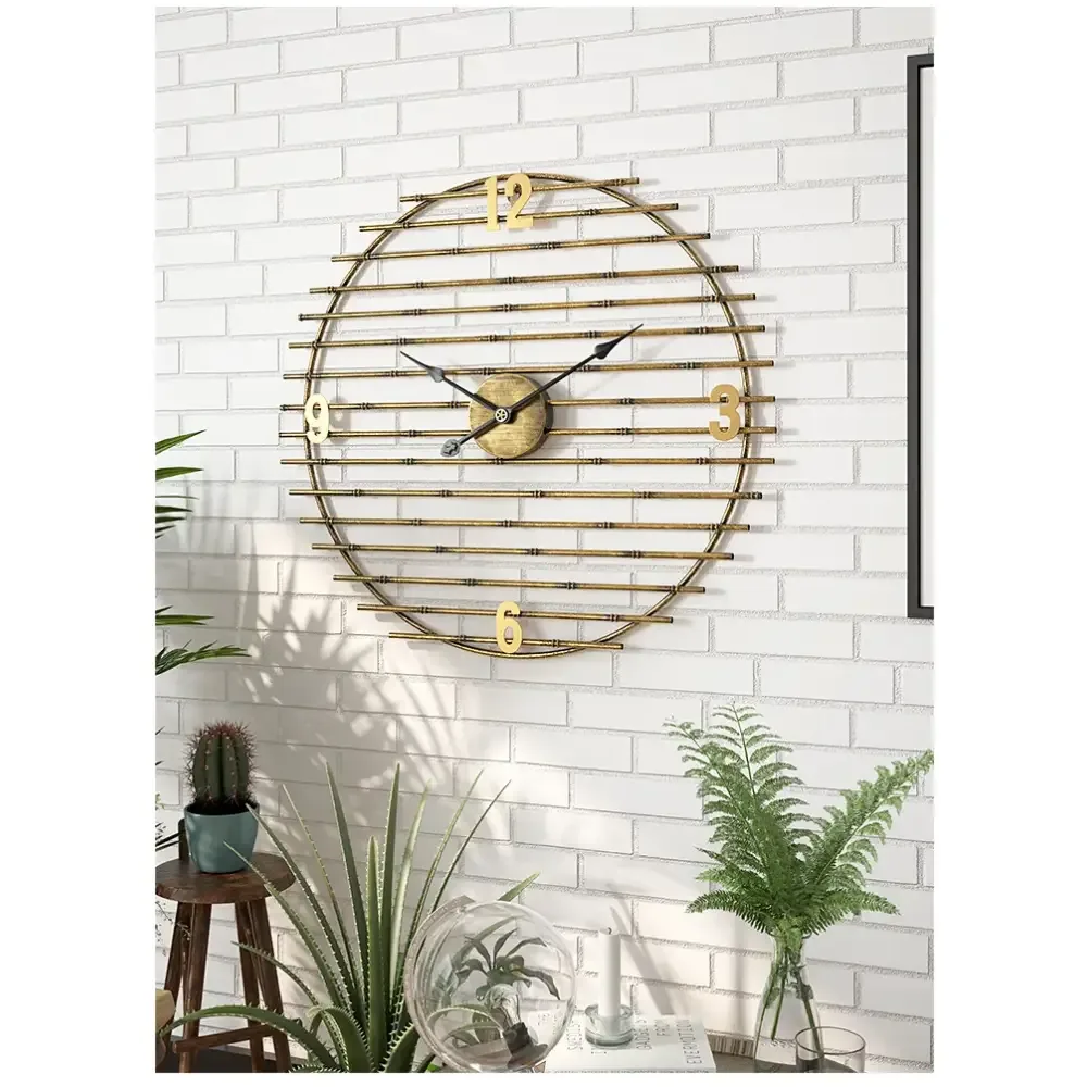 Gouden wandklok van metaal, decoratief