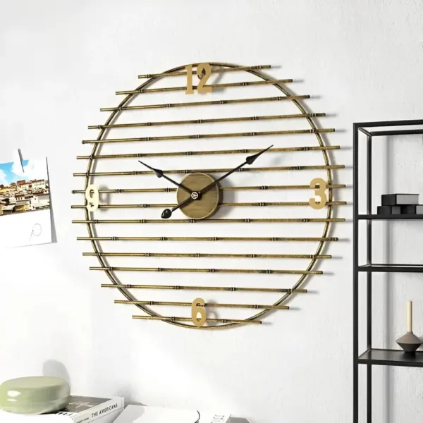 Gouden wandklok van metaal, decoratief