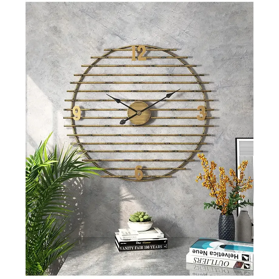 Gouden wandklok van metaal, decoratief