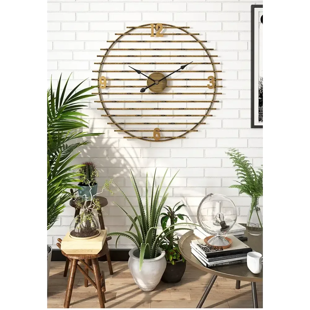 Gouden wandklok van metaal, decoratief