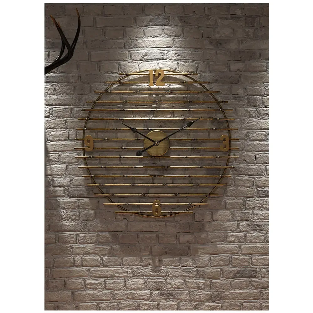 Gouden wandklok van metaal, decoratief