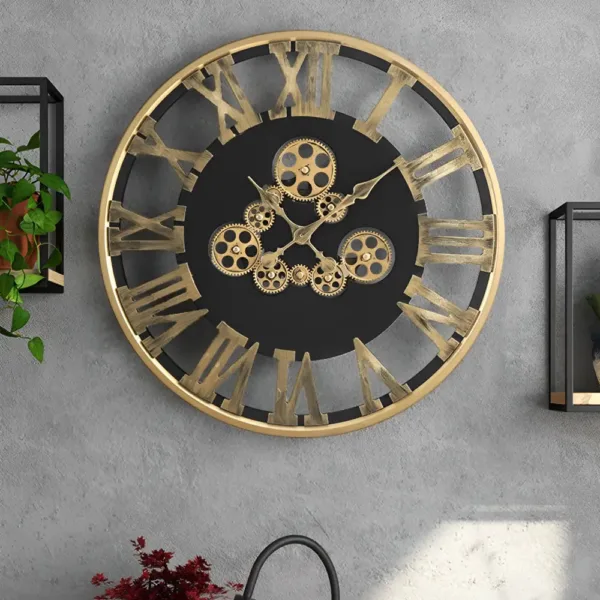 Gouden wandklok met open draaiende tandwielen