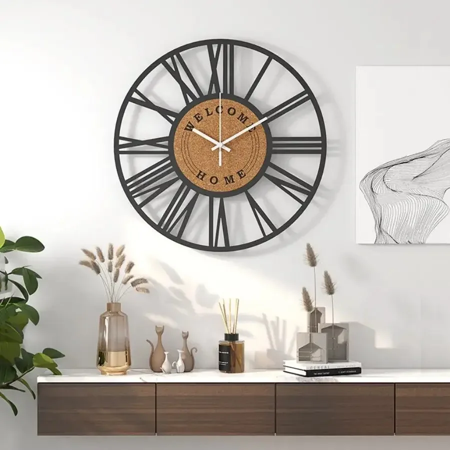 Wandklok van metaal, zwart met goud