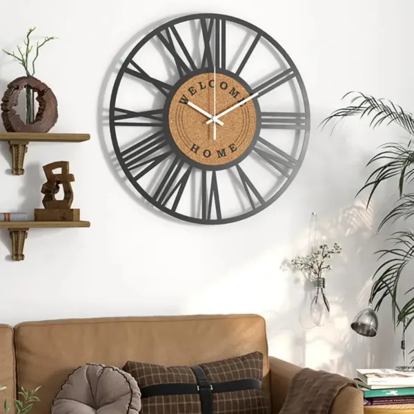 Wandklok van metaal, zwart met goud