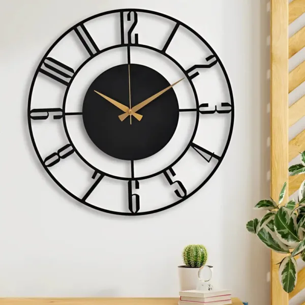 Moderne zwarte wandklok van hout