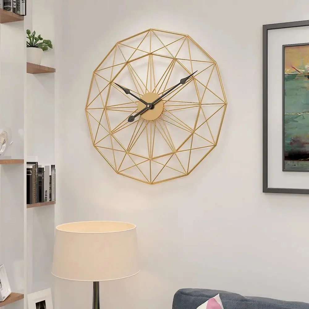 Grijze metalen wandklok, met zwarte en gouden wijzers