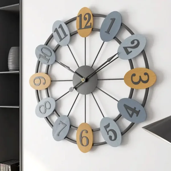 Industriële wandklok in kleurrijk metaal