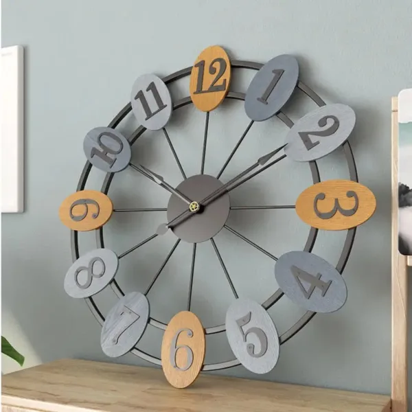 Industriële wandklok in kleurrijk metaal