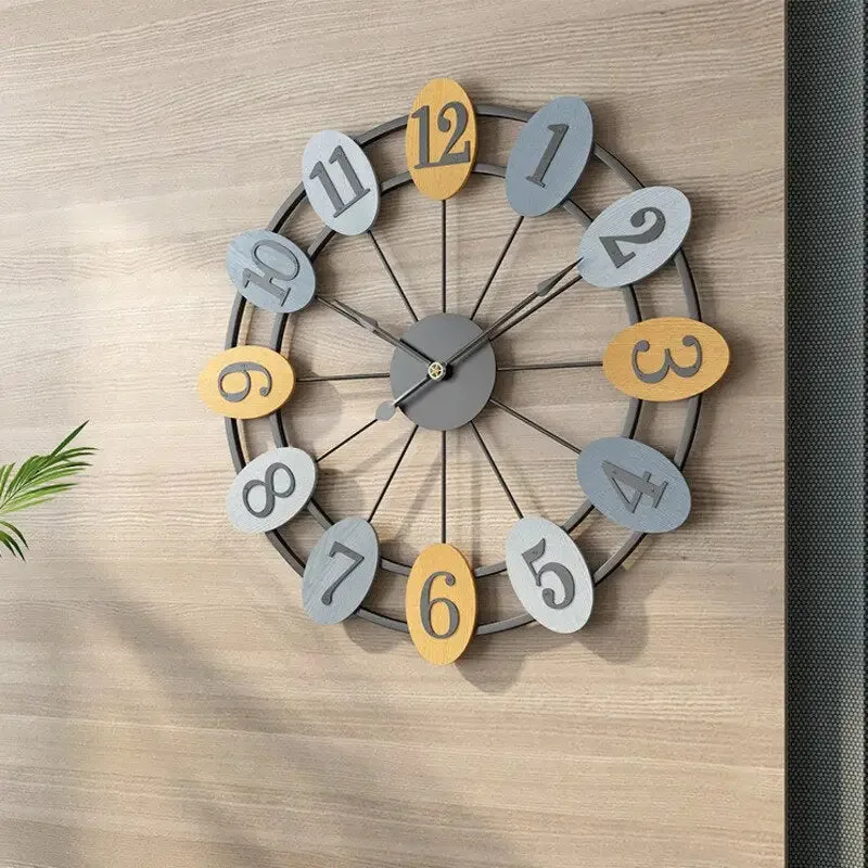 Industriële wandklok in kleurrijk metaal