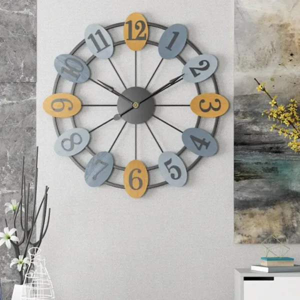 Industriële wandklok in kleurrijk metaal